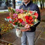 Осенний букет с хризантемой и орхидеями