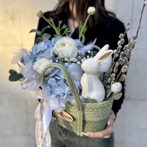 Корзиночка пасхальная с голубой гортензией и белыми ранункулюсами