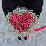 Сердце розовое с гипсофилой в шляпной коробке