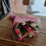15 нежных тюльпанов с берграссом  и топпером