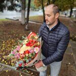 Осенний букет с хризантемой и орхидеями