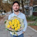 15 желтых роз в окружении гипсофилы
