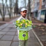 Коробочка  из 7 зеленых орхидей