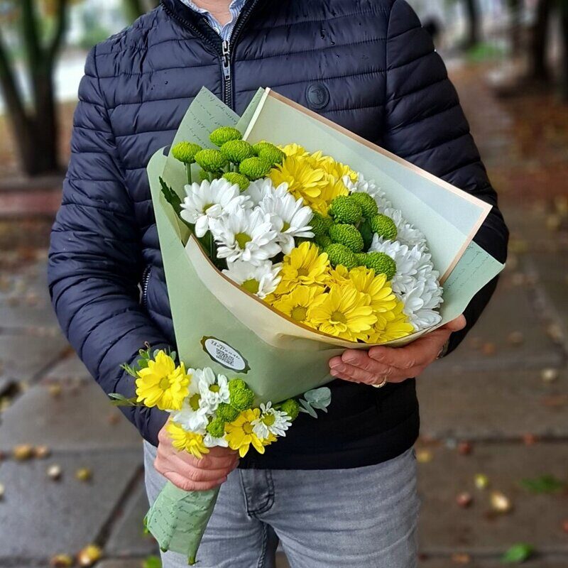Двойной букетик белых, желтых и зеленых хризантем