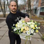 Бело-лимонная корзинка с амариллисами и тыковками