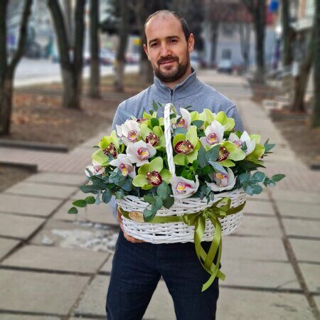 Корзина с белыми и зелеными орхидеями "Кануель"