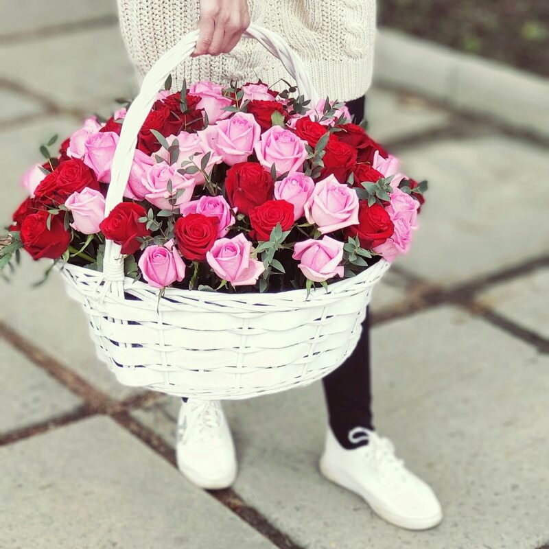 Корзина из красных и розовых роз