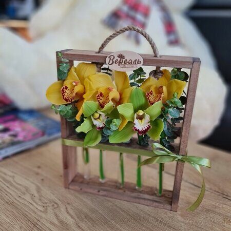 Рамочка с колбочками ( Орхидеи зеленые и желтые)