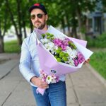 Двойной букет цветных ромашек ( 9  розовых , зеленых и белых хризантем )