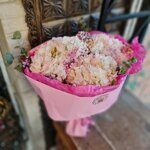 Три розовых гортензии с радужной гипсофилой