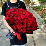 101 красная  роза в черной упаковке