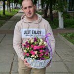 Корзина с медом, альстромерией и кустовой розой