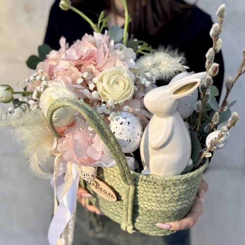 Корзиночка пасхальная с розовой гортензией и белыми ранункулюсами