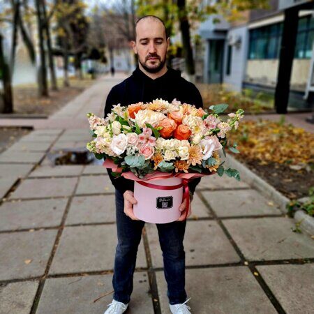 Шляпная коробка с пионовидной розой Кахала
