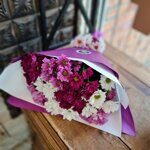 Двонйой букет цветных ромашек ( 9  розовых и белых хризантем )
