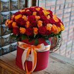 Большая коробка со 101 оранжевой и красной розой