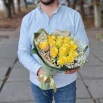 15 желтых роз в окружении гипсофилы