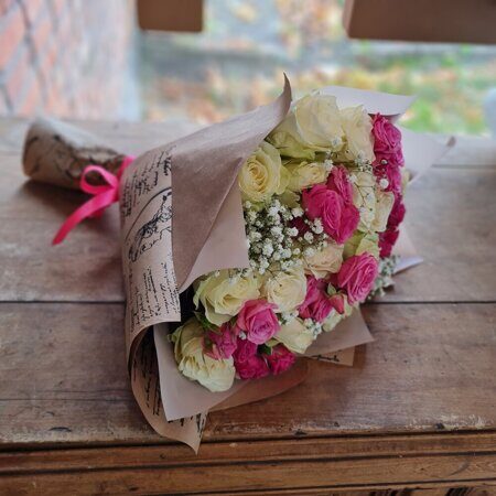 Букет белых роз с розовыми кустовыми розами