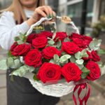 Белая корзина с 25 крупными красными розами