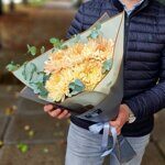 Букет из пяти крупных кремовых хризантем