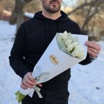 11 белых тюльпанов в кульке