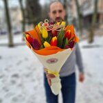 15 ярких тюльпанов с берграссом  и топпером