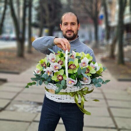 Корзина с белыми и зелеными орхидеями "Кануель"