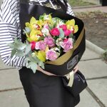 Нежный букет в черной упаковке
