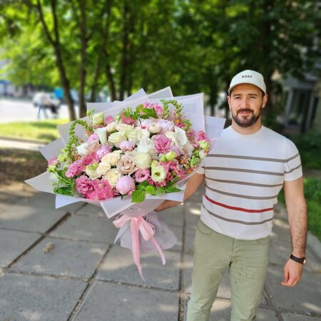Большой розово- белый букет с пионами