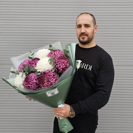 Букет 9 белых и фиолетовых хризантем Бигуди