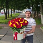 Большая коробка 101 желтая и красная роза