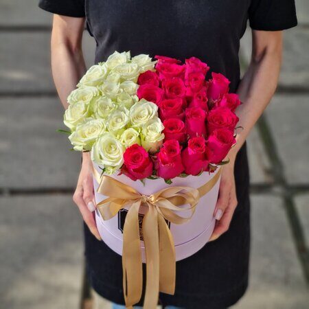 Коробка с двумя цветами роз "Инь Янь"