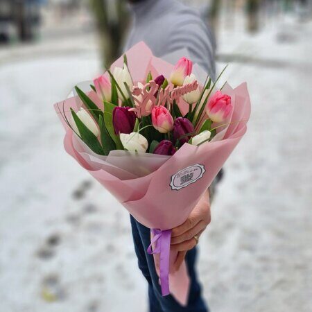 15 нежных тюльпанов с берграссом  и топпером