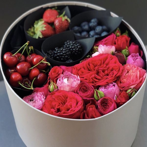 Круглая ягодно-цветочная коробка