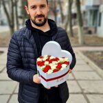 Коробка - сердце из красных и белых кустовых роз