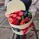 Круглая ягодно-цветочная коробка