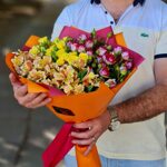 Пламенный букет из кустовых роз и альстромерий - Даниела