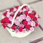Корзина из красных и розовых роз