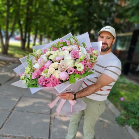 Большой розово- белый букет с пионами