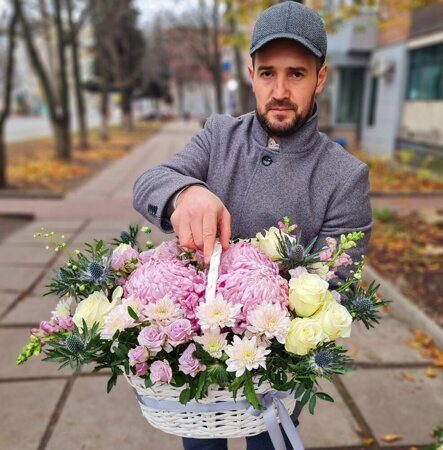 Корзина цветов в розовом цвете