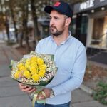 15 желтых роз в окружении гипсофилы