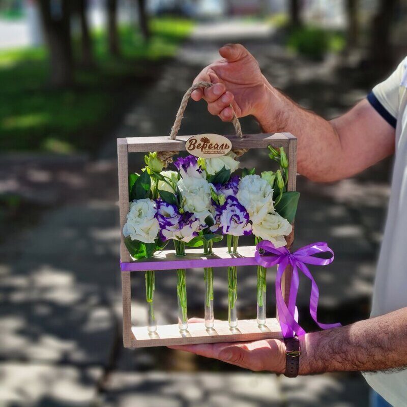 Рамочка с колбочками ( бело - сиреневая эустома)