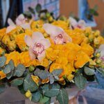 Шляпная коробка с желтыми розами и белыми орхидеями