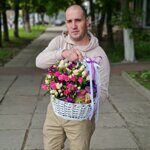 Корзина с медом, альстромерией и кустовой розой