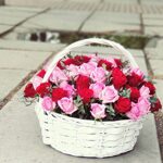 Корзина из красных и розовых роз