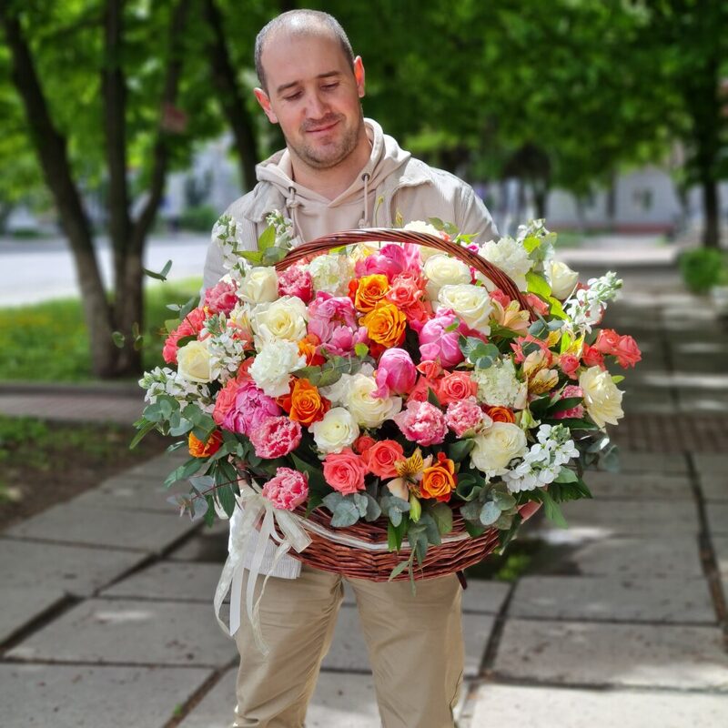 Яркая корзина цветов " Женская мечта"