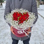 Сердце красное с гипсофилой в шляпной коробке