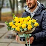 Шляпная коробка с желтыми розами и эвкалиптом