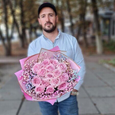 15 розовых роз в окружении гипсофилы