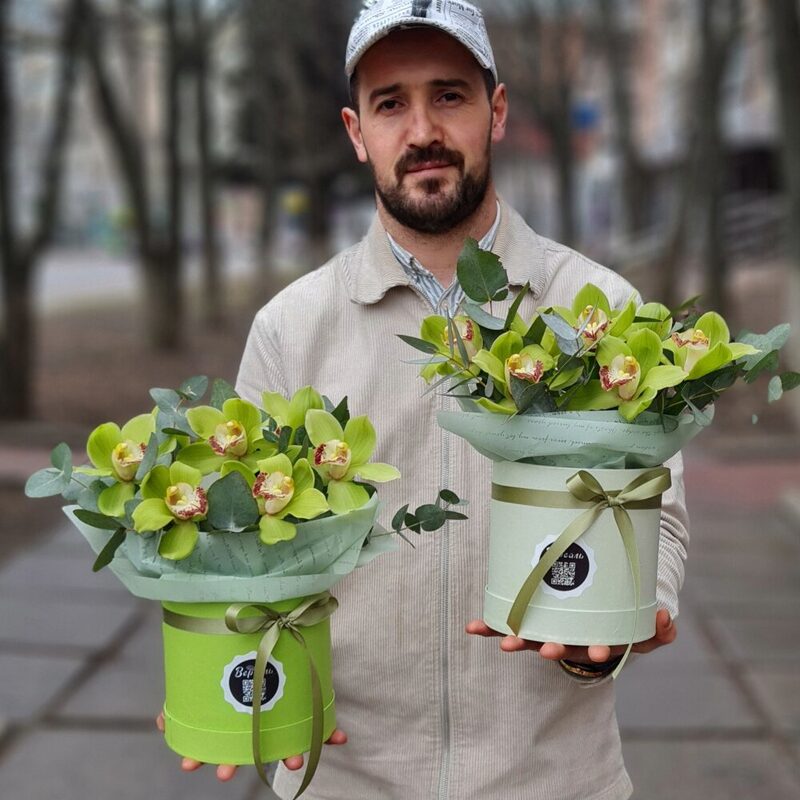 Коробочка  из 7 зеленых орхидей